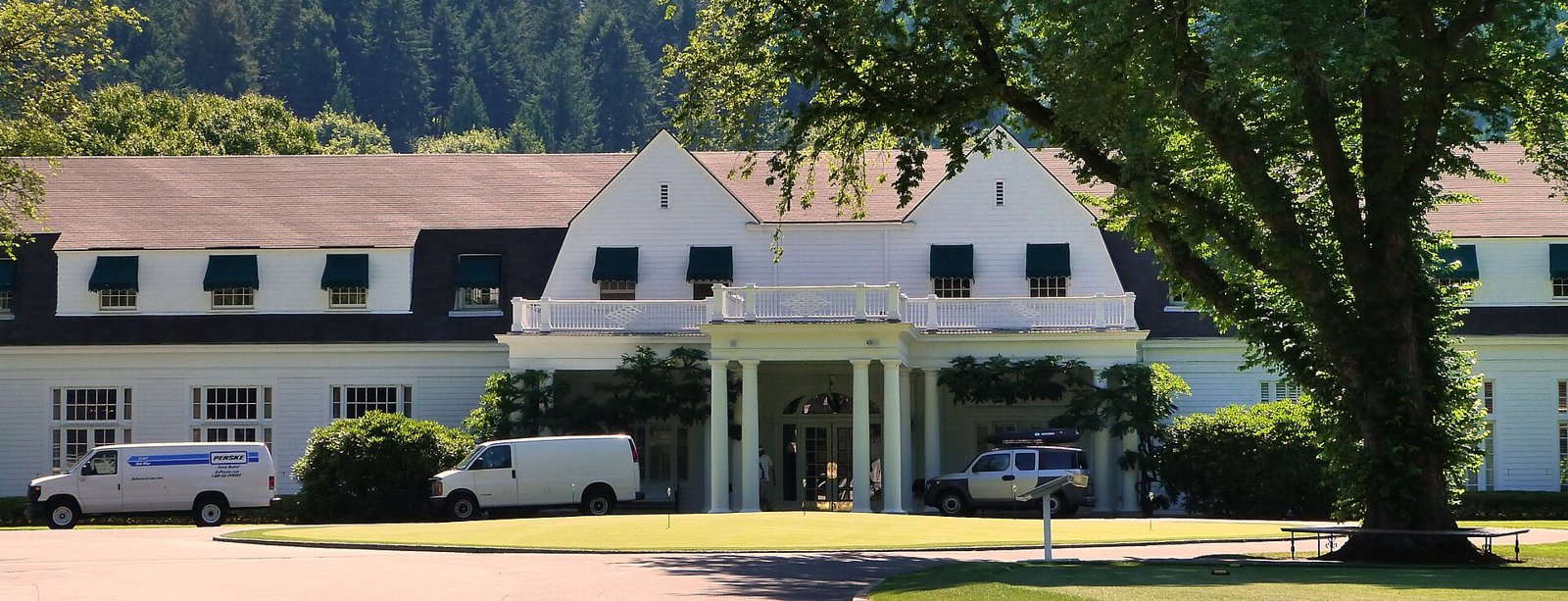 The white clubhouse of Waverley Country Club in Portland, Oregon